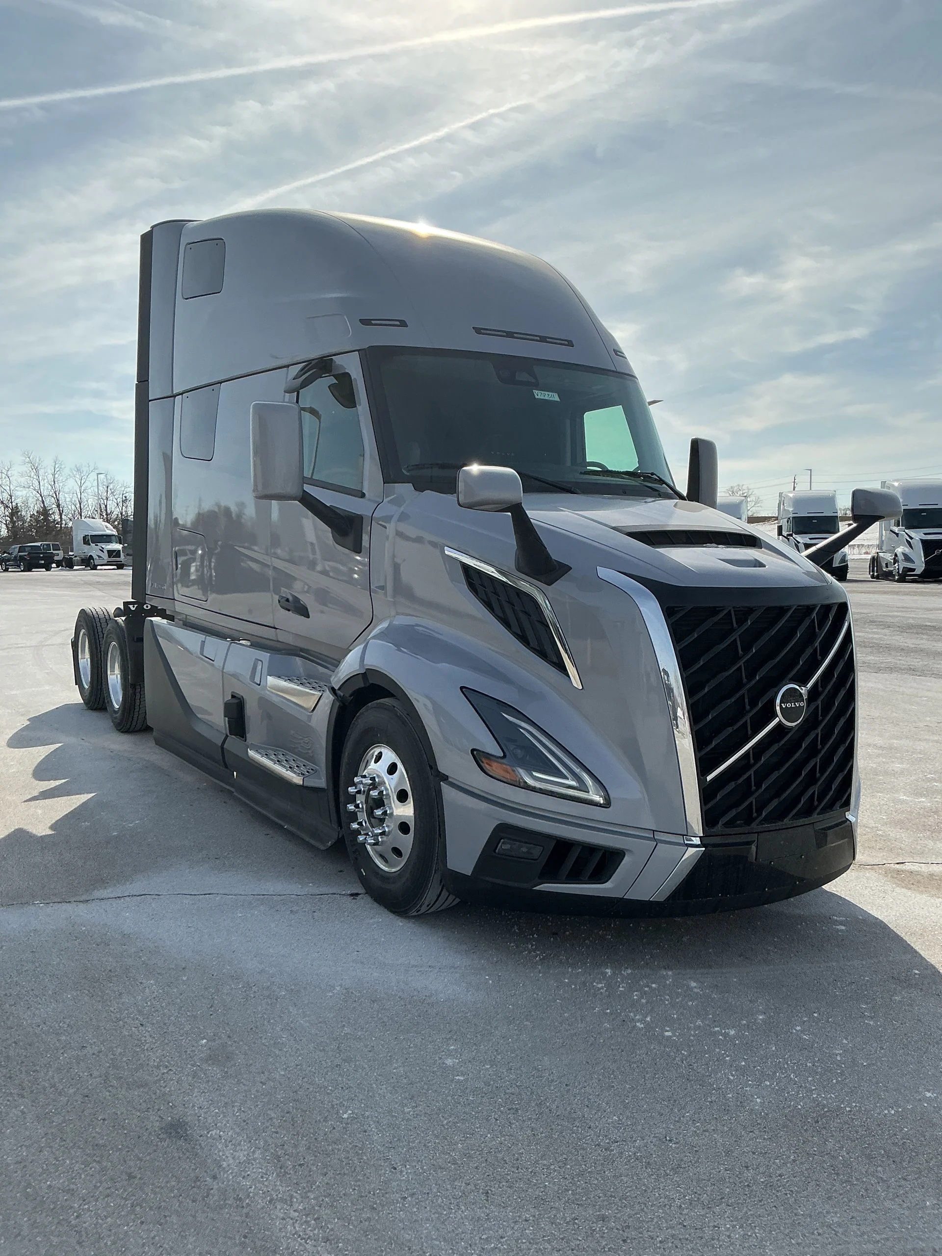 2026 Volvo VNL 860 in Indianapolis, IN — photo 2