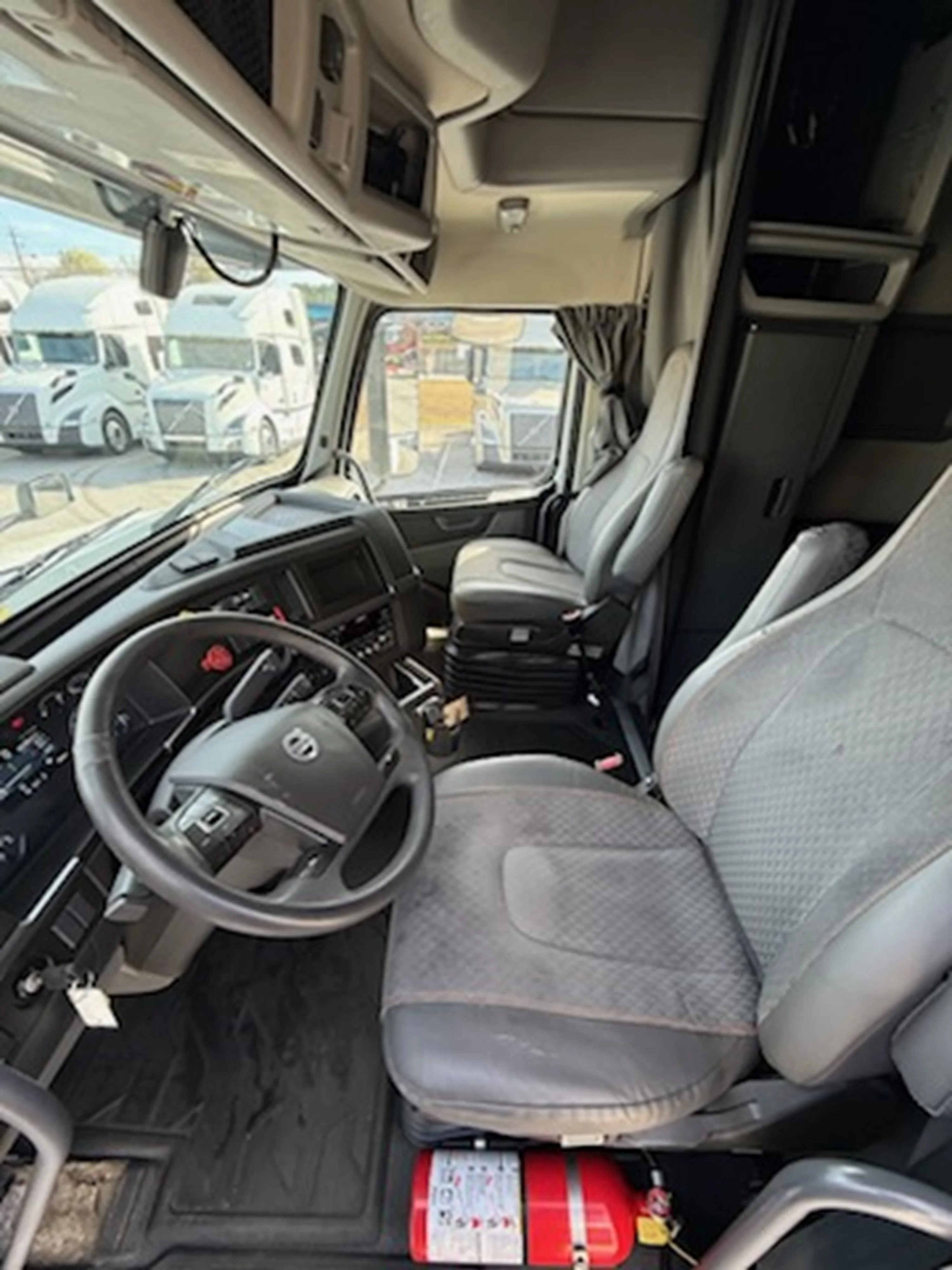 2023 Volvo VNL 760 - image 10