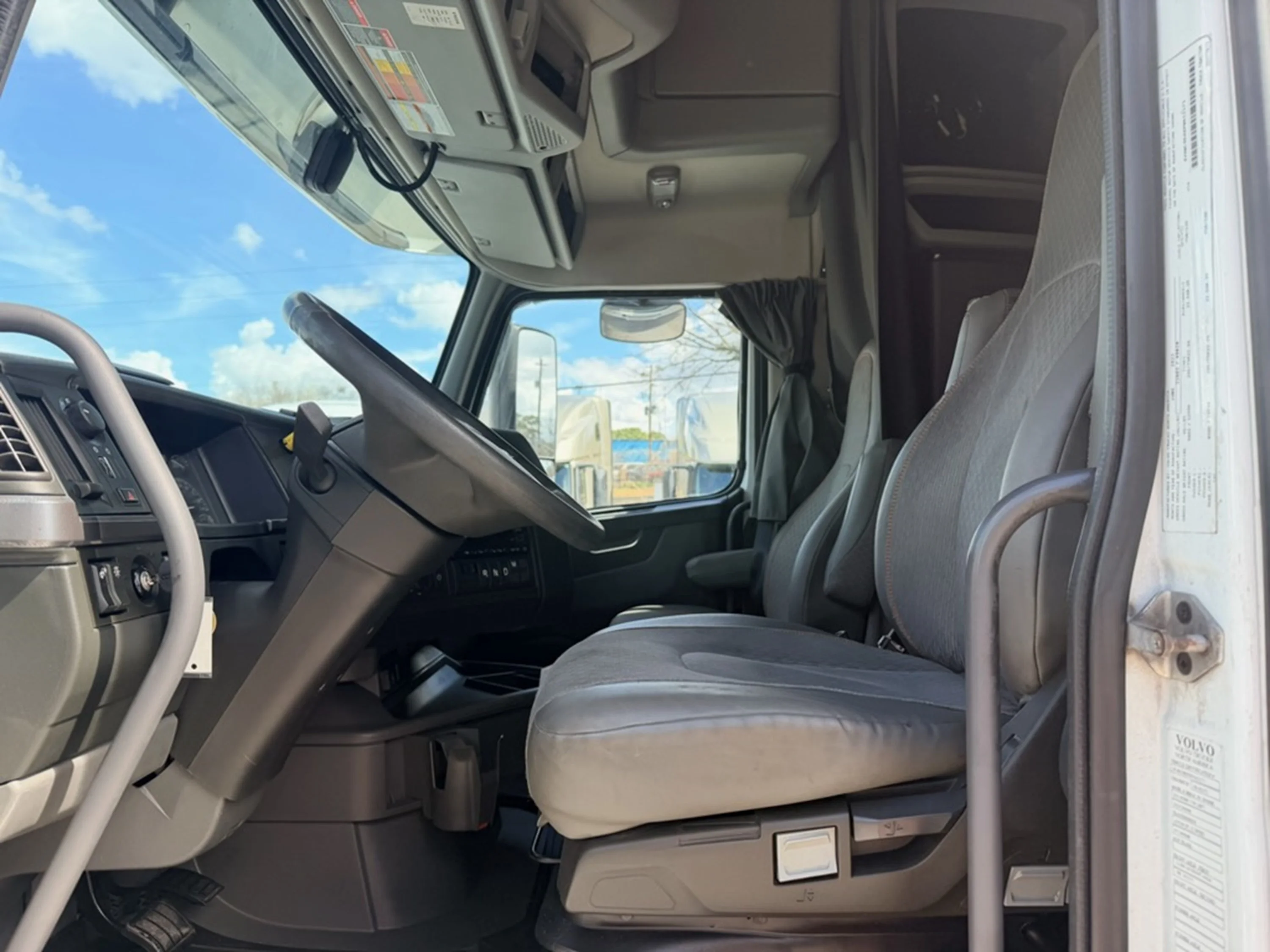 2023 Volvo VNL 760 - image 9