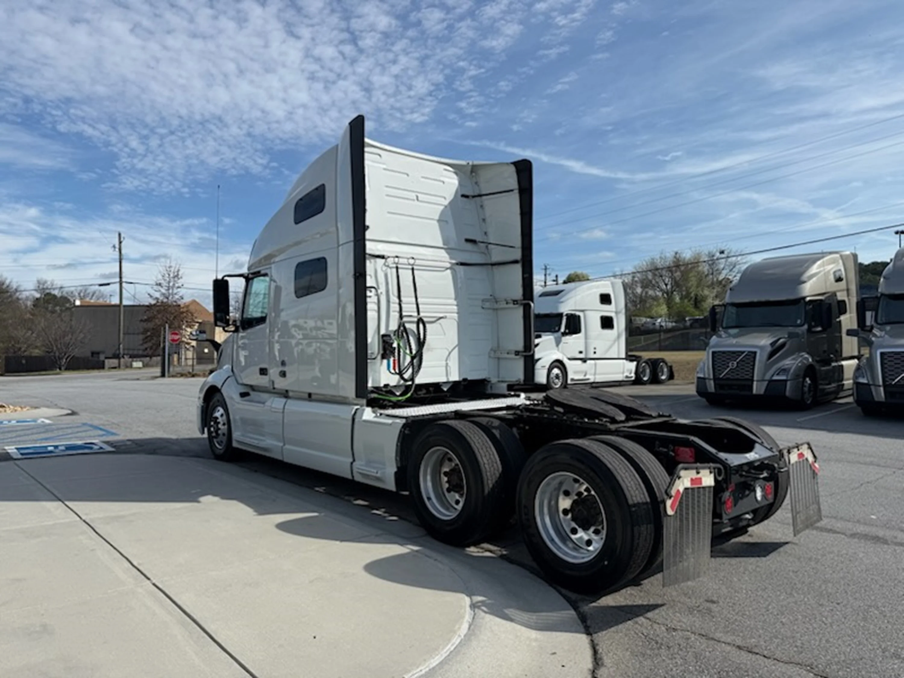 2023 Volvo VNL 760 - image 5