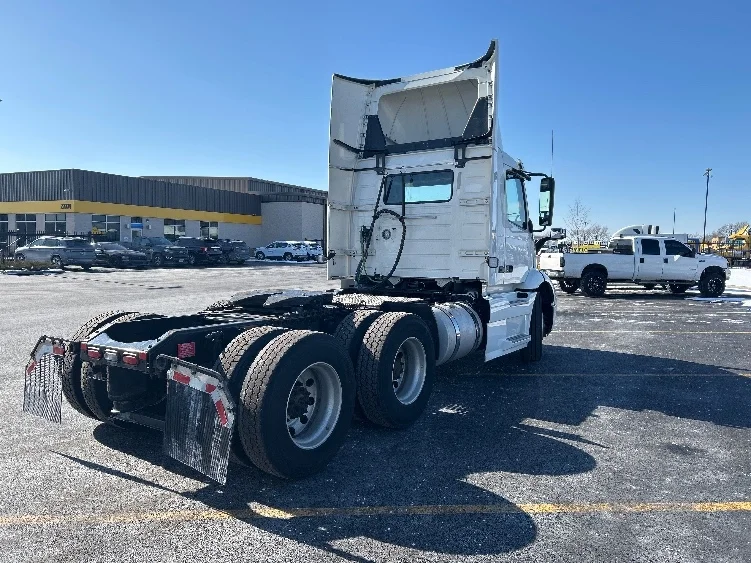 2021 Volvo VNR 640 - image 7