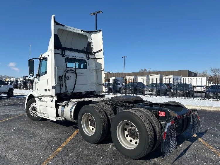 2021 Volvo VNR 640 - image 5