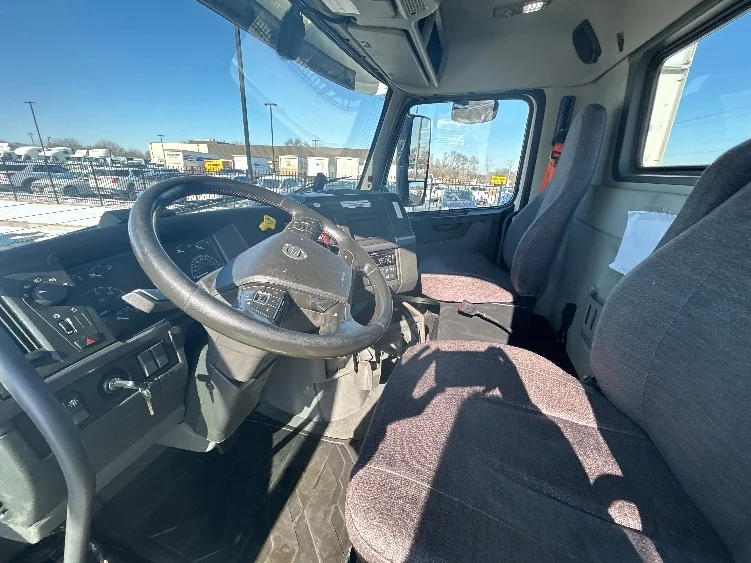 2021 Volvo VNR 640 - image 10