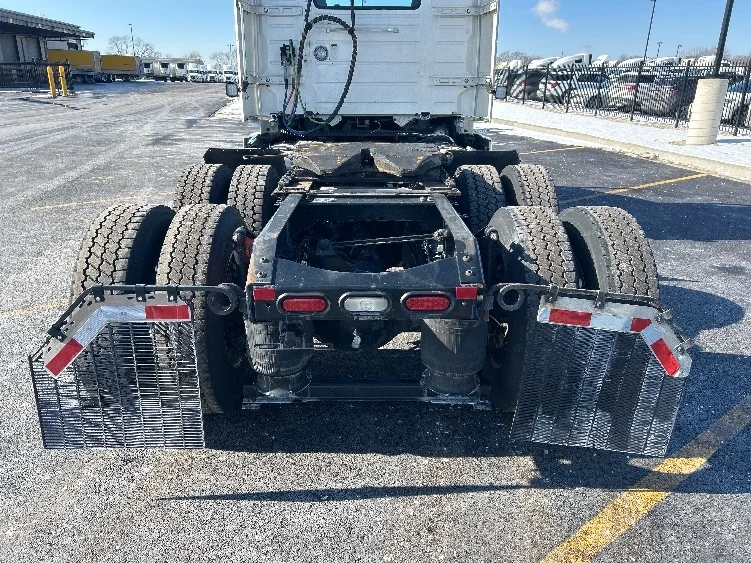 2021 Volvo VNR 640 - image 6