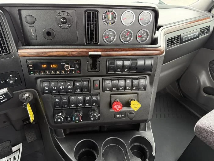 2026 International HX - image 18