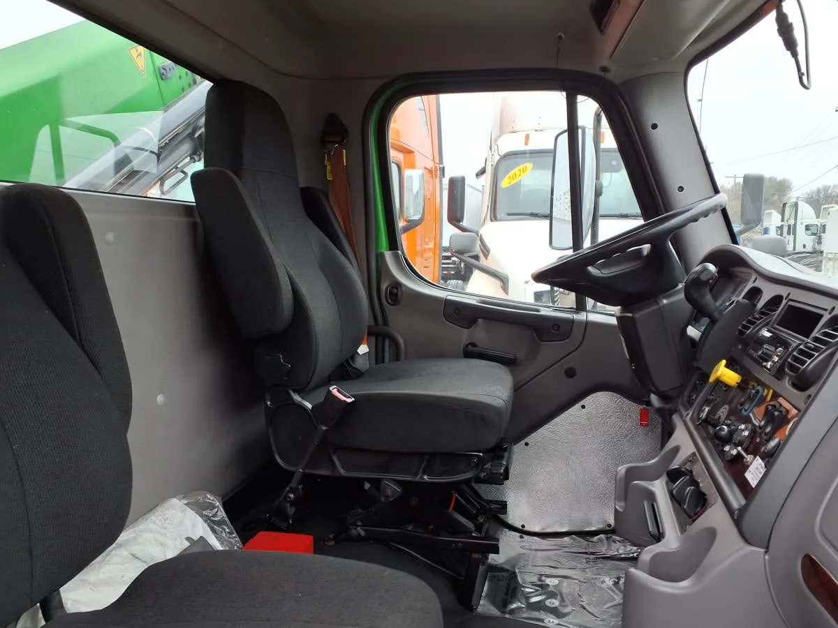 2019 Freightliner M2 106 in Minneapolis, MN — photo 7