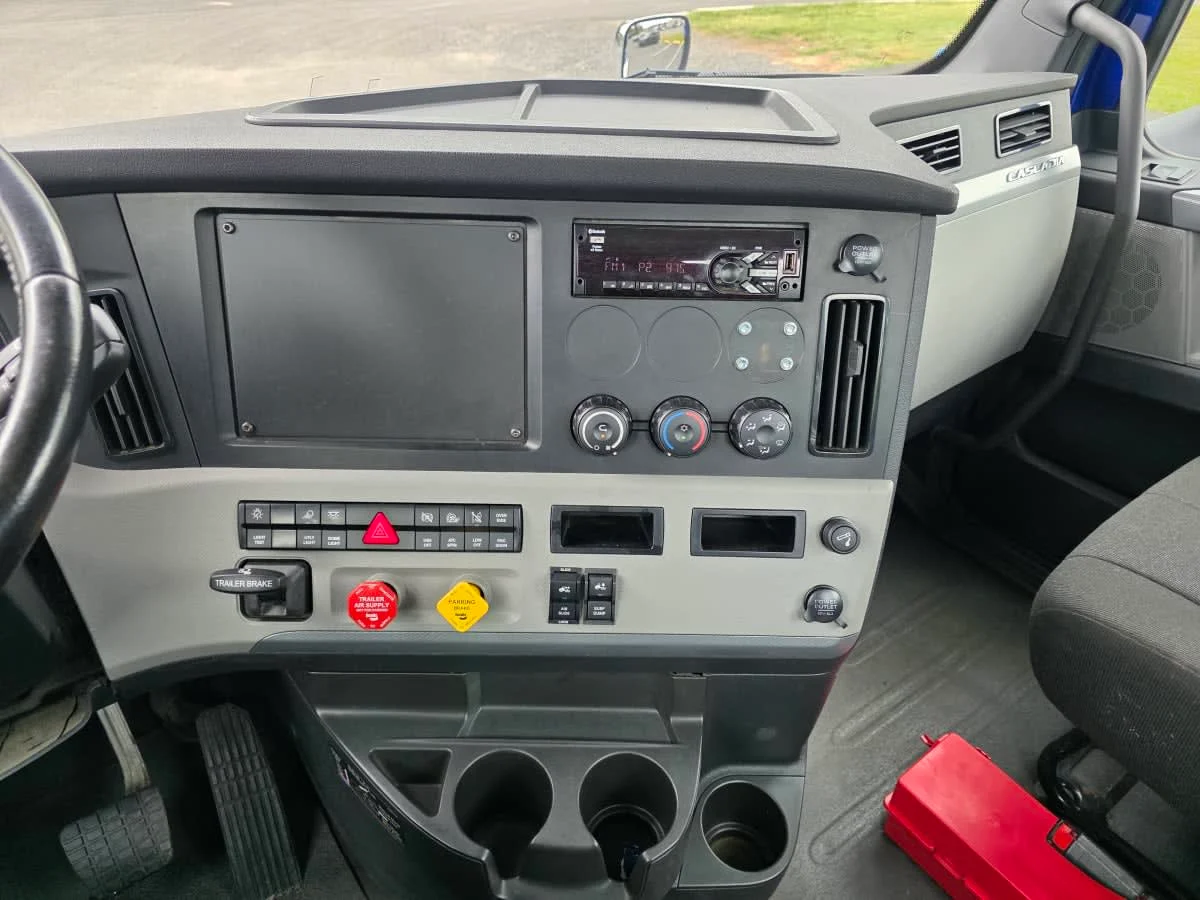 2020 Freightliner Cascadia in Bensalem, PA — photo 10