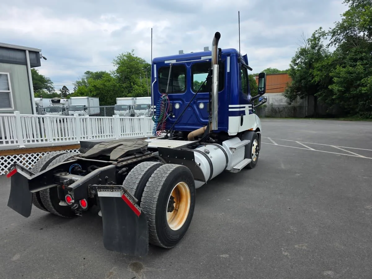 2020 Freightliner Cascadia in Bensalem, PA — photo 4