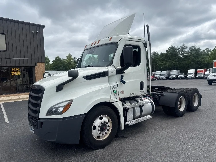 2021 Freightliner Cascadia in Capitol Heights, MD — photo 3