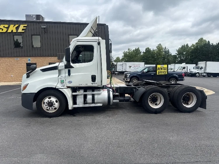 2021 Freightliner Cascadia in Capitol Heights, MD — photo 4