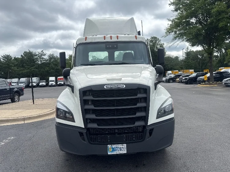 2021 Freightliner Cascadia in Capitol Heights, MD — photo 2