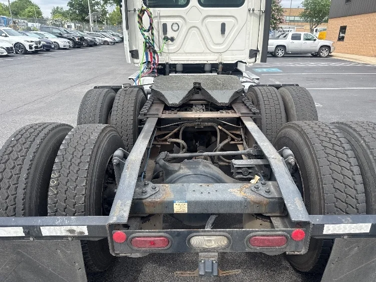 2021 Freightliner Cascadia in Capitol Heights, MD — photo 6