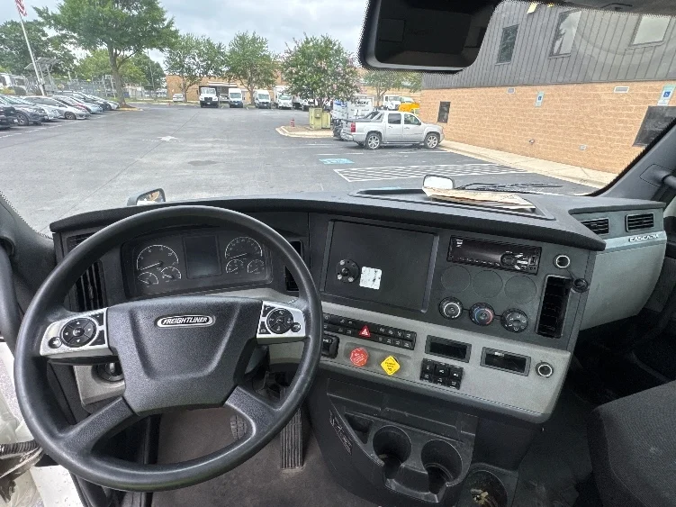 2021 Freightliner Cascadia in Capitol Heights, MD — photo 10