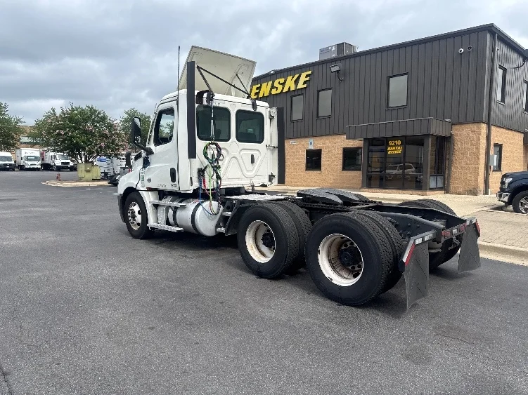 2021 Freightliner Cascadia in Capitol Heights, MD — photo 5