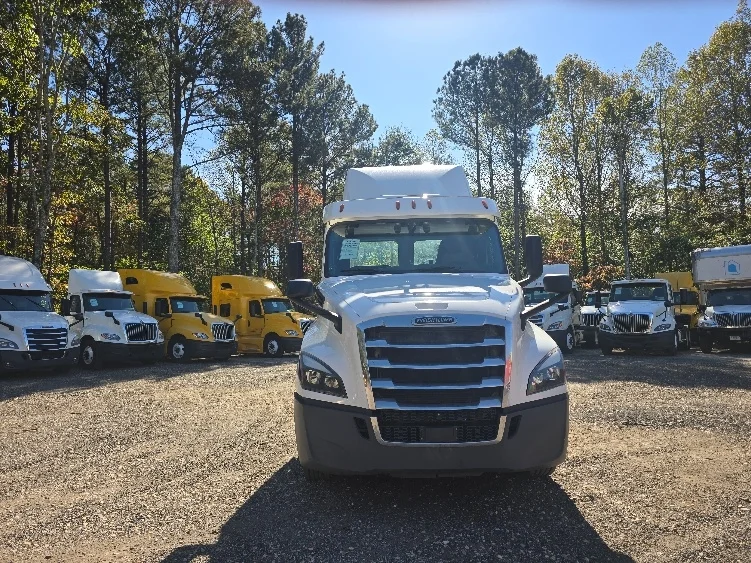 2019 Freightliner Cascadia in Suwanee, GA — photo 2