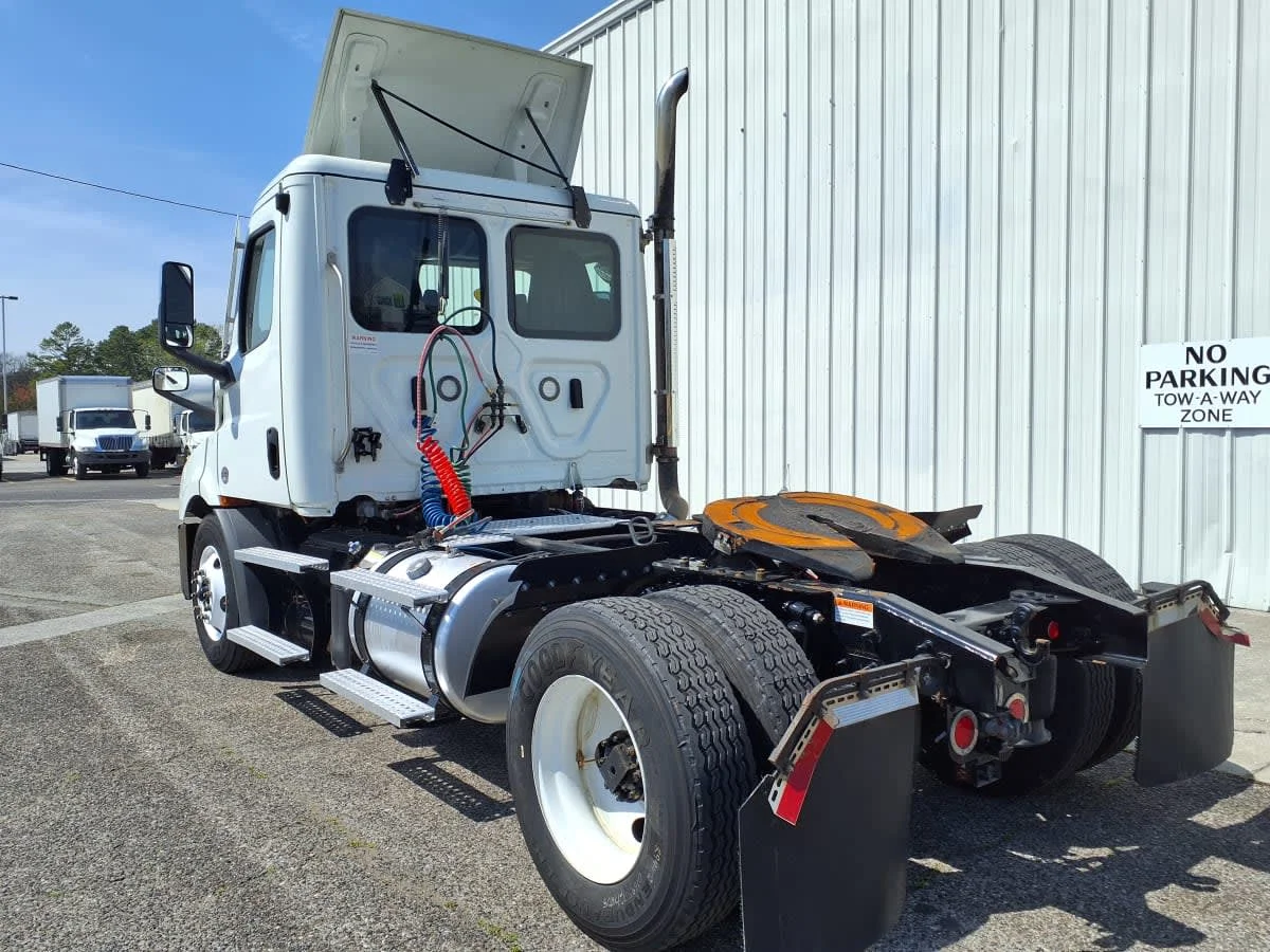 2020 Freightliner Cascadia in Knoxville, TN — photo 6