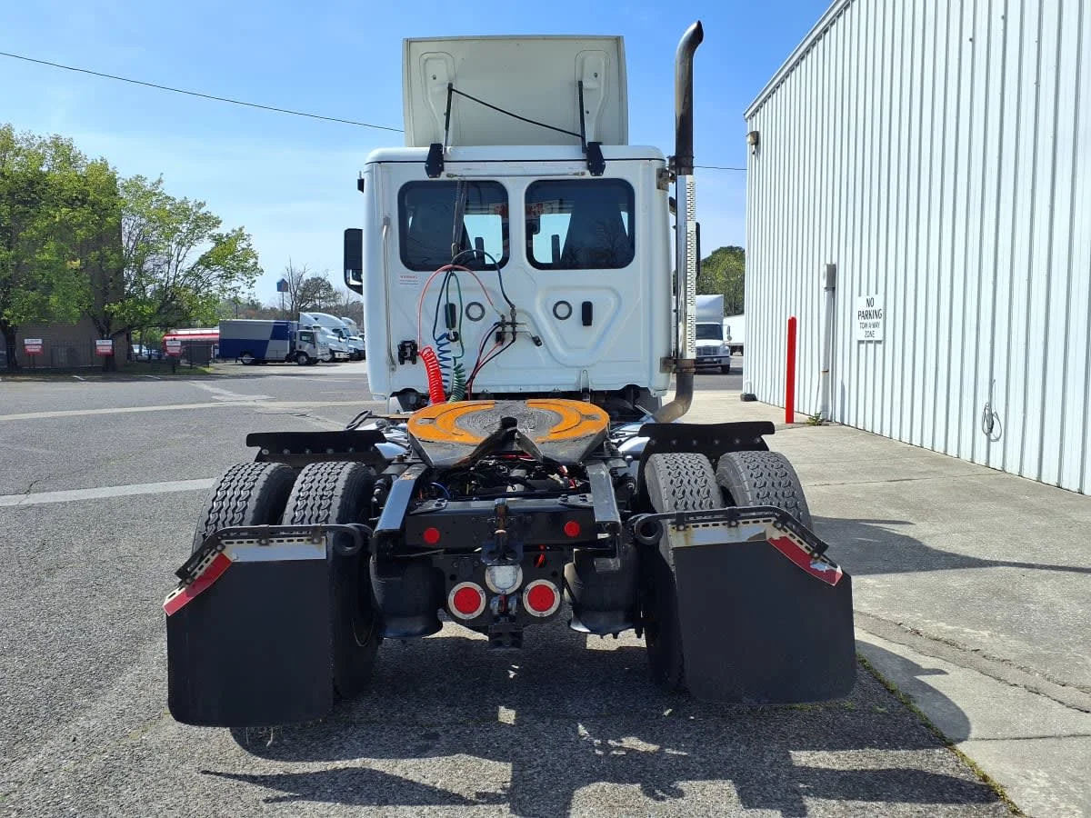 2020 Freightliner Cascadia in Knoxville, TN — photo 5