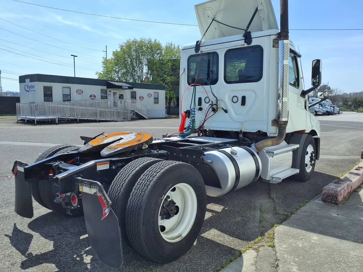 2020 Freightliner Cascadia in Knoxville, TN — photo 4