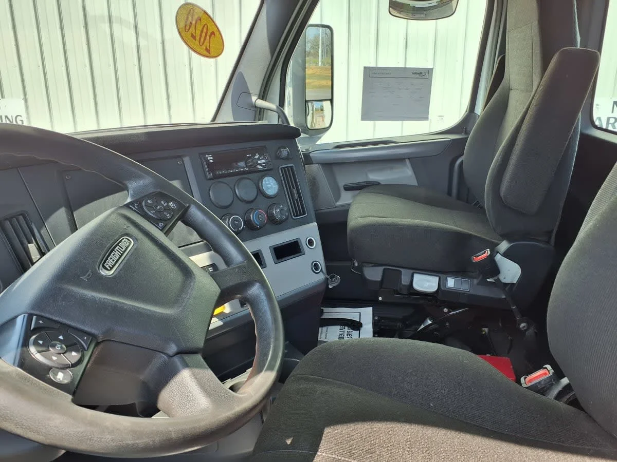 2020 Freightliner Cascadia in Knoxville, TN — photo 7