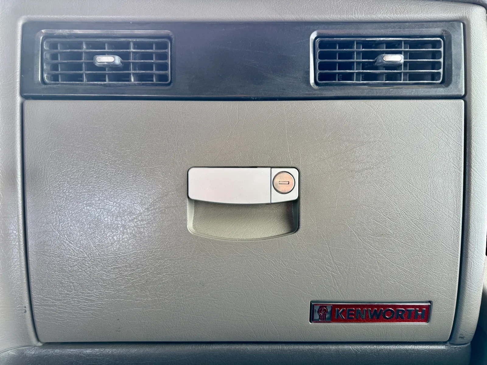 2016 Kenworth W900 - image 19