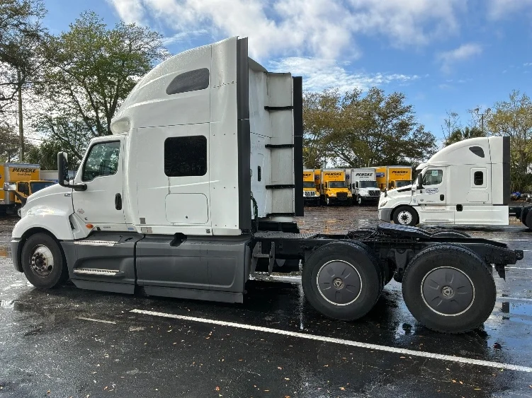 2023 International LT in Jacksonville, FL — photo 5