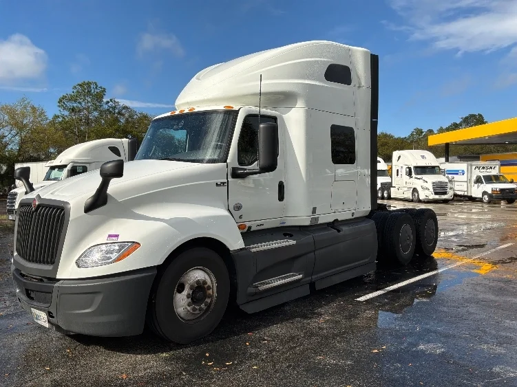 2023 International LT in Jacksonville, FL — photo 3
