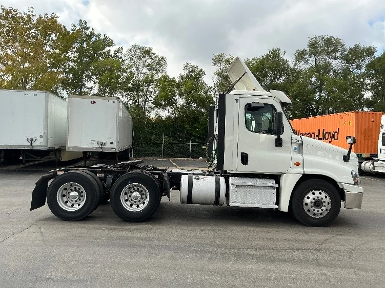 2019 Freightliner Cascadia in La Porte, IN — photo 8