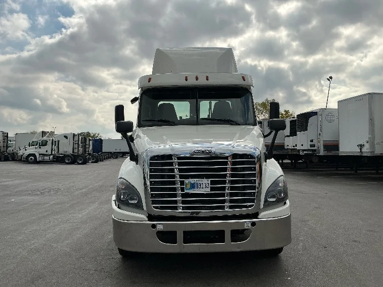 2019 Freightliner Cascadia in La Porte, IN — photo 2
