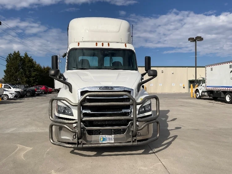 2020 Freightliner Cascadia in Knoxville, TN — photo 2