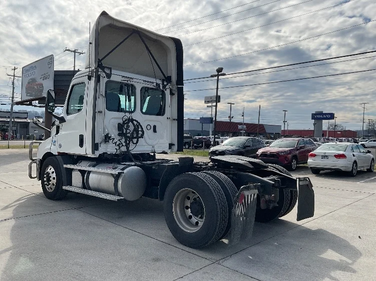 2020 Freightliner Cascadia in Knoxville, TN — photo 5