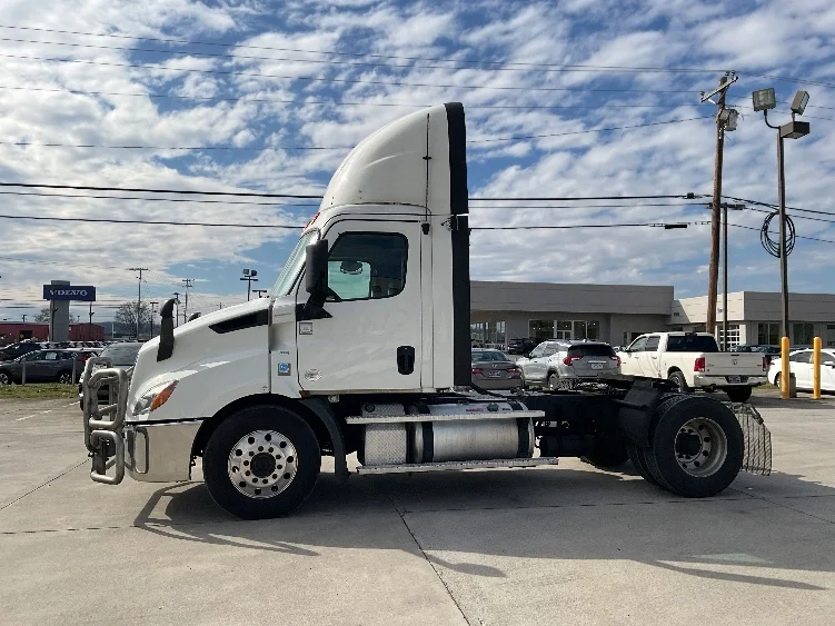 2020 Freightliner Cascadia in Knoxville, TN — photo 4