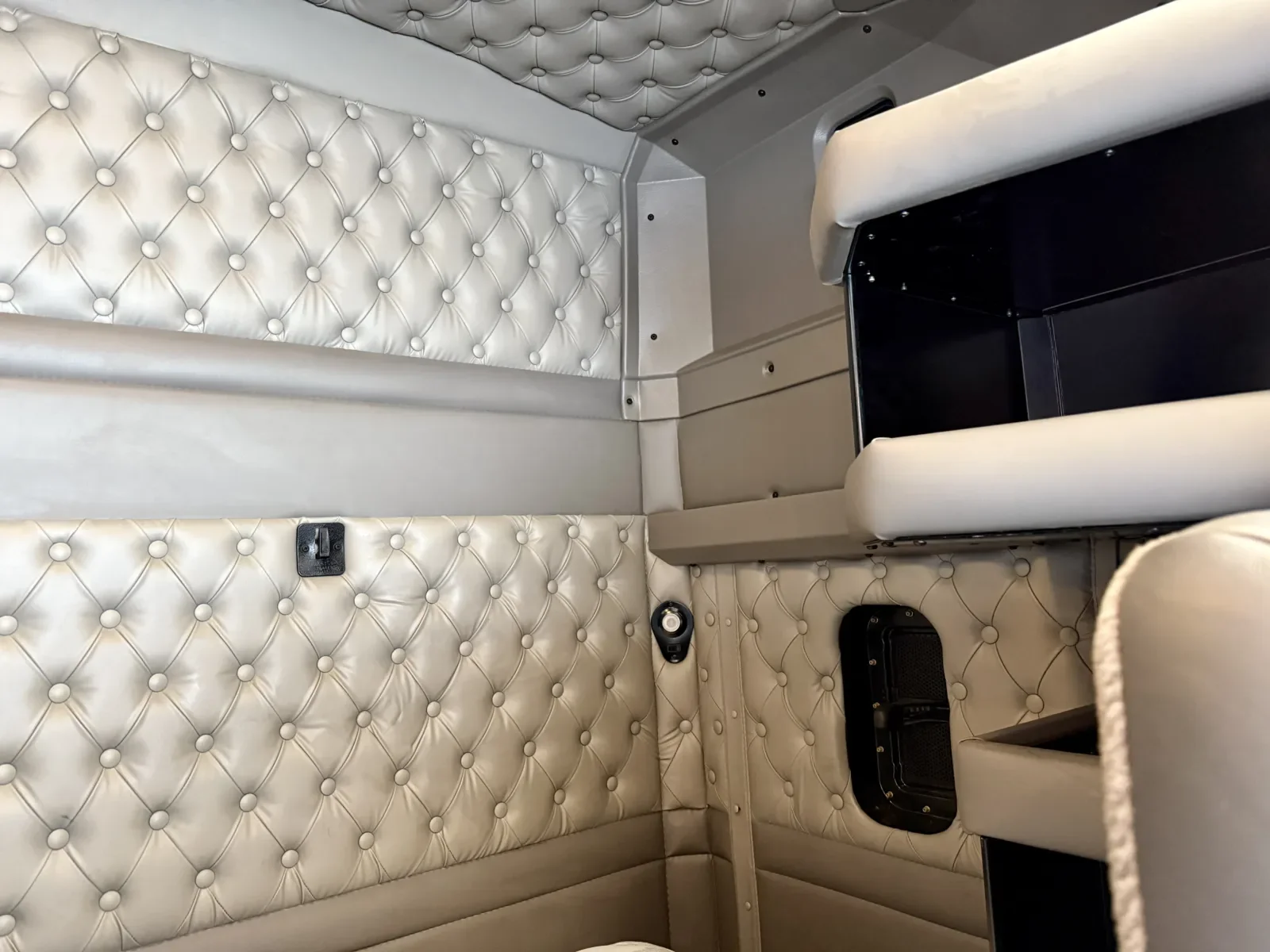 2017 Kenworth T800 - image 23