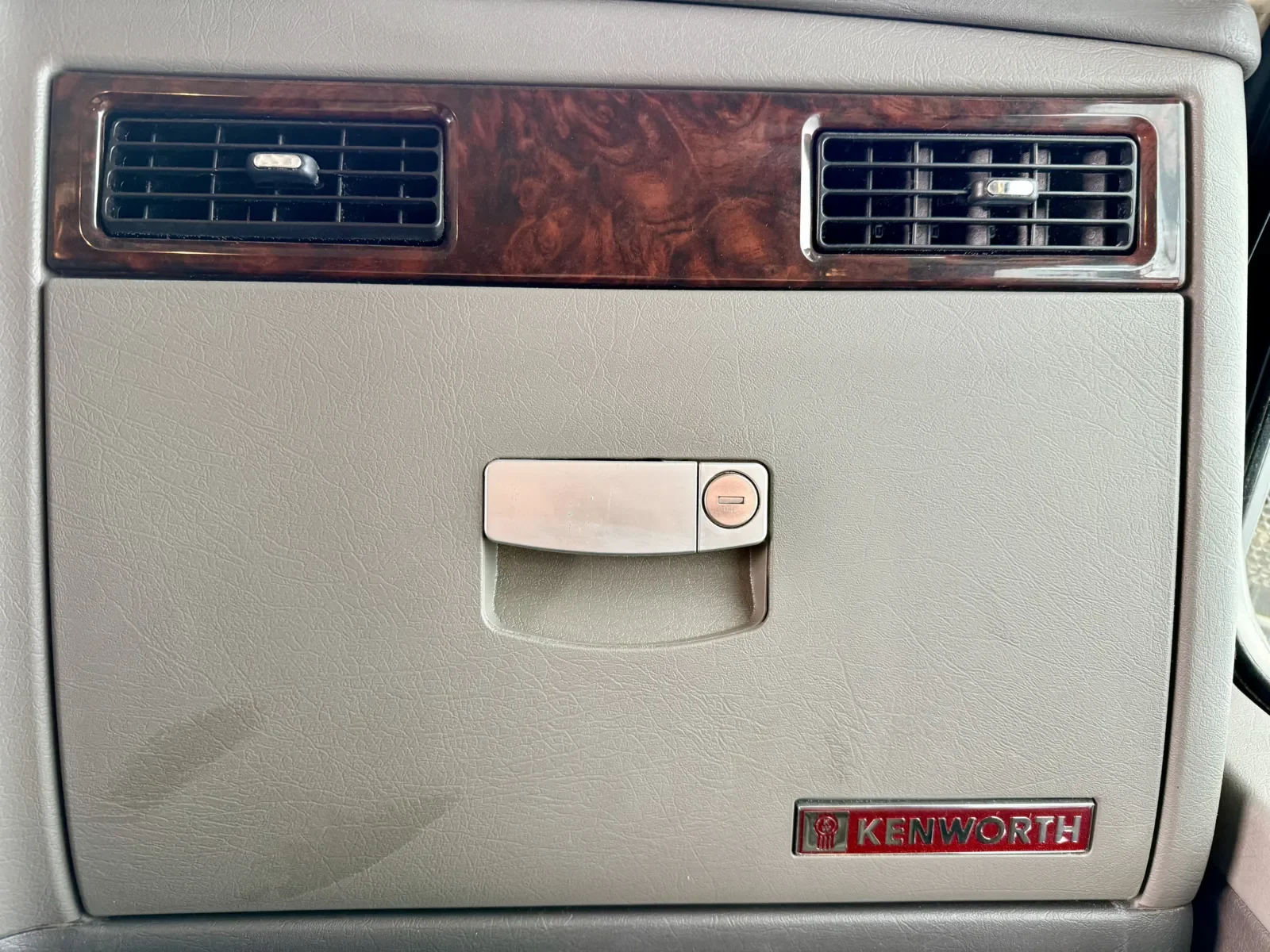 2017 Kenworth T800 - image 18