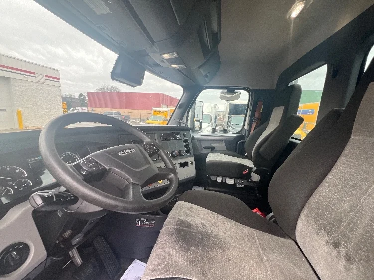 2021 Freightliner Cascadia - image 10