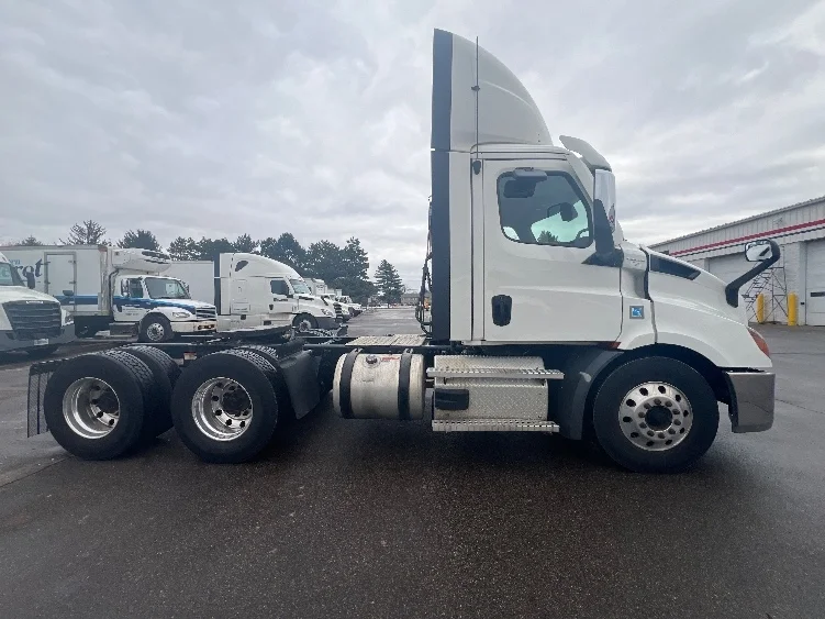 2021 Freightliner Cascadia - image 8