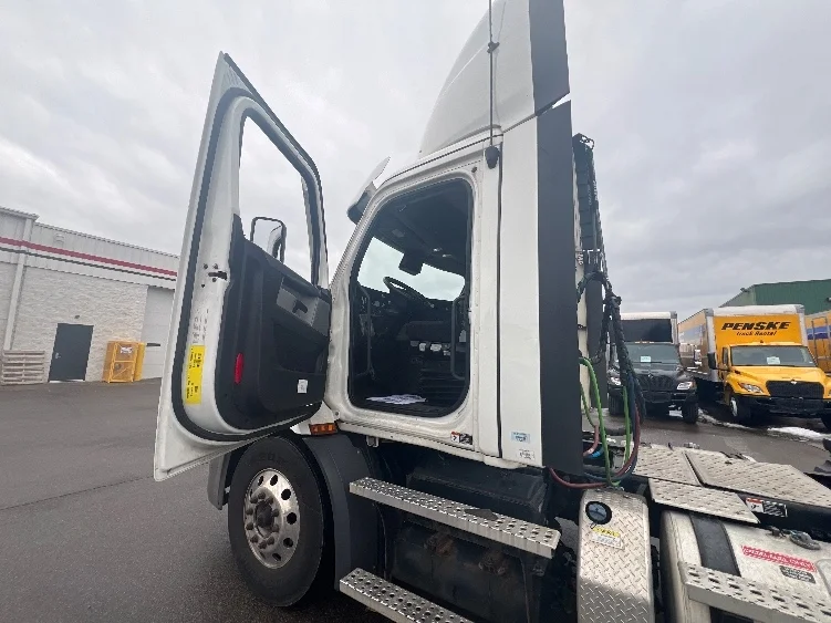 2021 Freightliner Cascadia - image 9