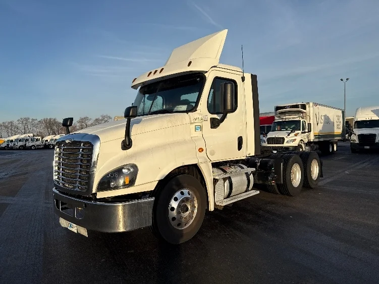 2019 Freightliner Cascadia - image 3