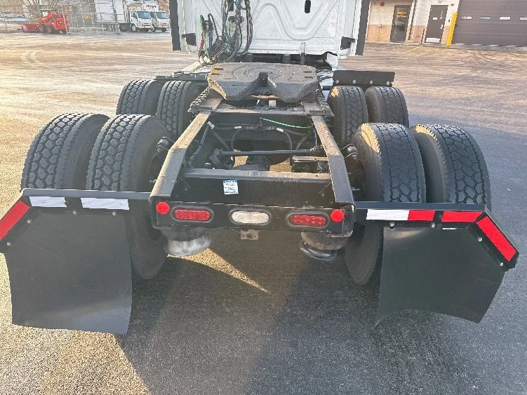 2019 Freightliner Cascadia - image 6