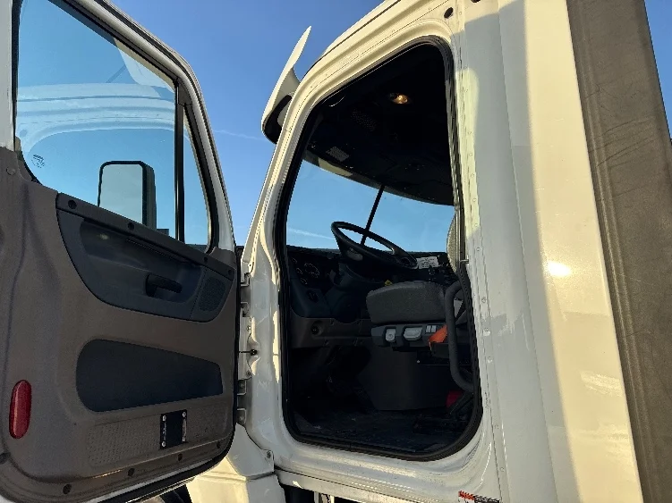 2019 Freightliner Cascadia - image 9