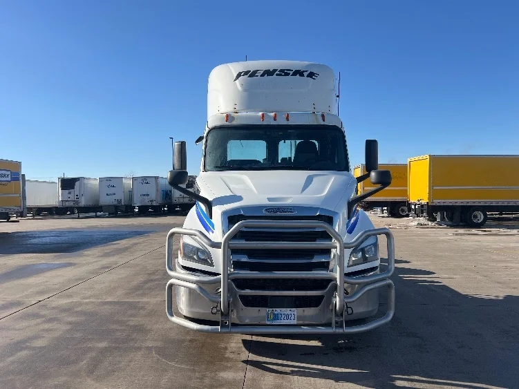 2019 Freightliner Cascadia in West Fargo, ND — photo 2