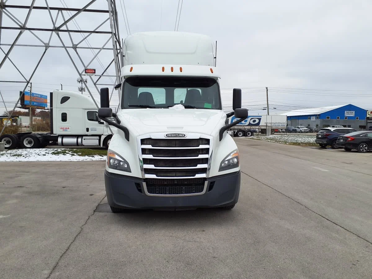 2020 Freightliner Cascadia in Indianapolis, IN — photo 2