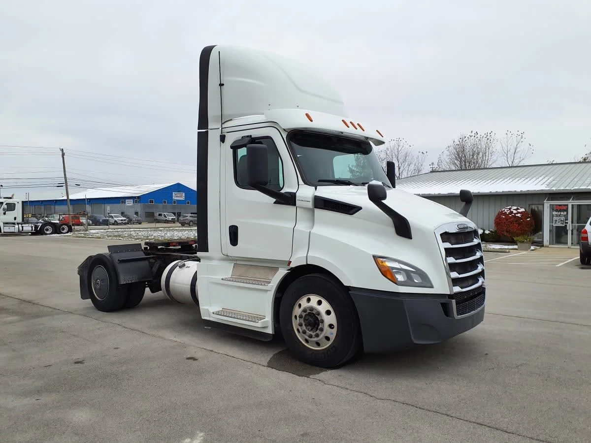 2020 Freightliner Cascadia in Indianapolis, IN — photo 3