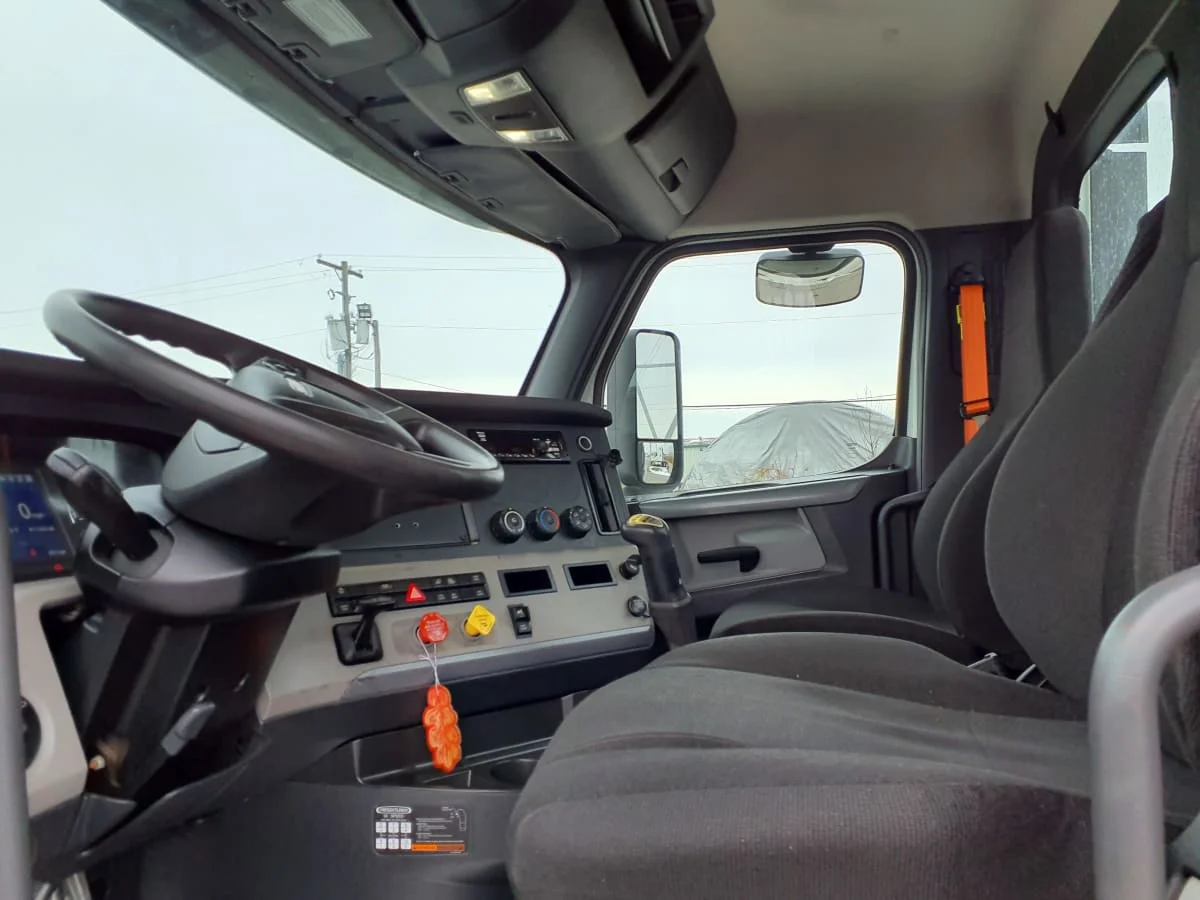 2020 Freightliner Cascadia in Indianapolis, IN — photo 7