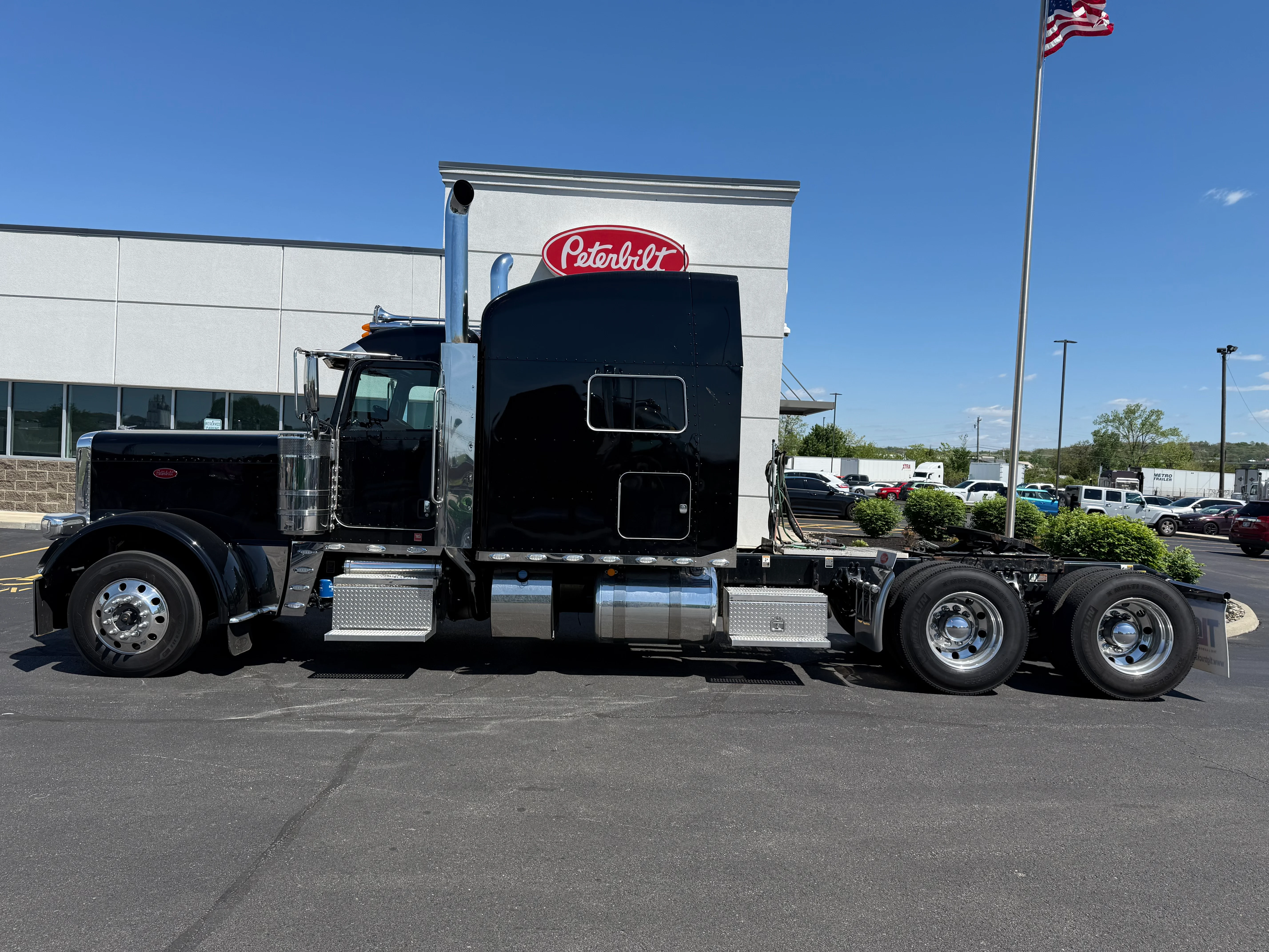 2023 Peterbilt 389 in Cincinnati, OH — photo 2