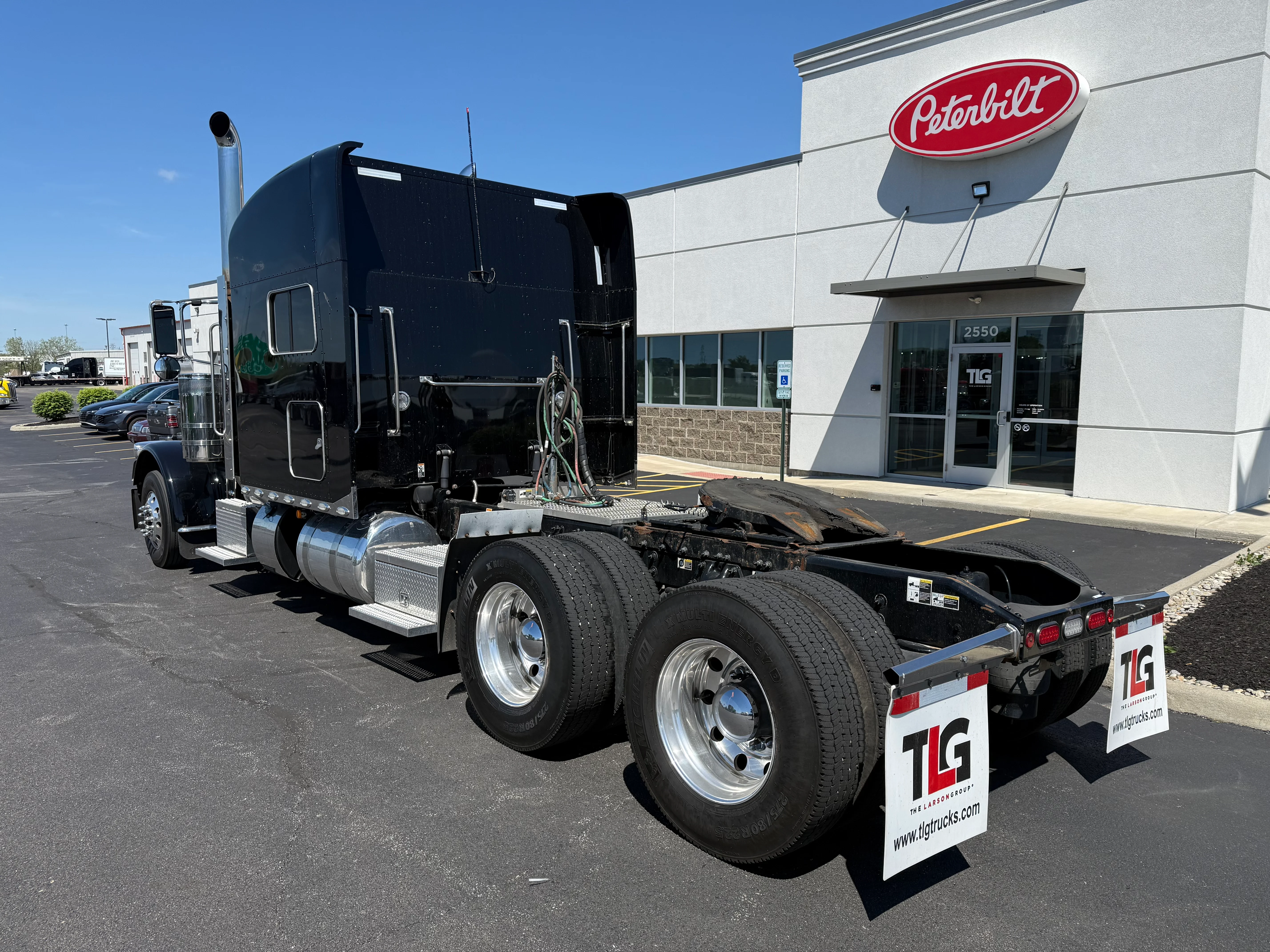2023 Peterbilt 389 in Cincinnati, OH — photo 3