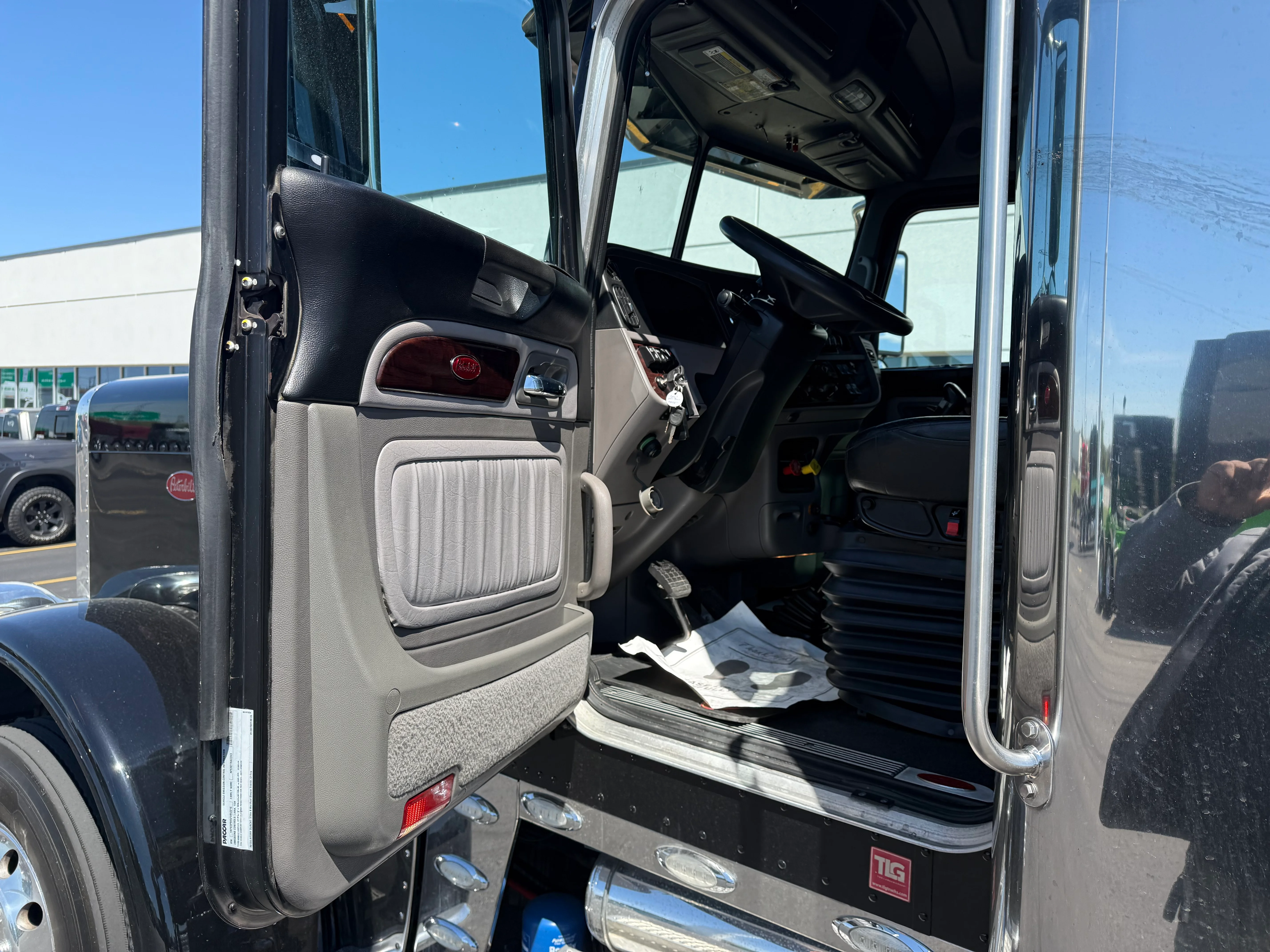 2023 Peterbilt 389 in Cincinnati, OH — photo 14