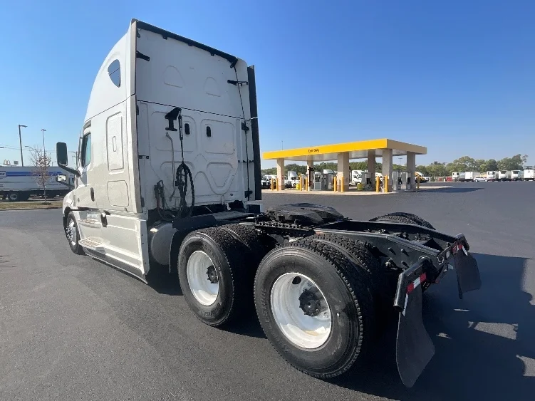 2022 Freightliner Cascadia in La Porte, IN — photo 5