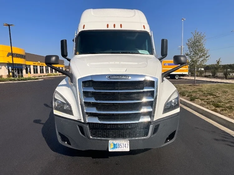 2022 Freightliner Cascadia in La Porte, IN — photo 2