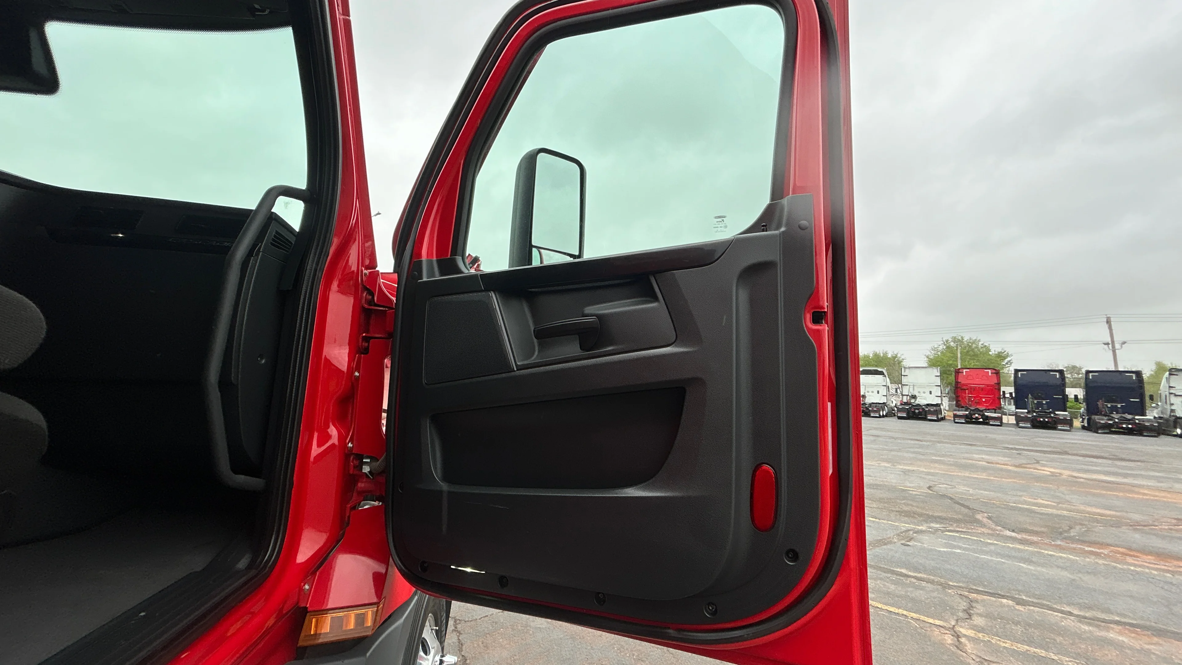 2023 Volvo VNL 760 in Kansas City, MO — photo 40