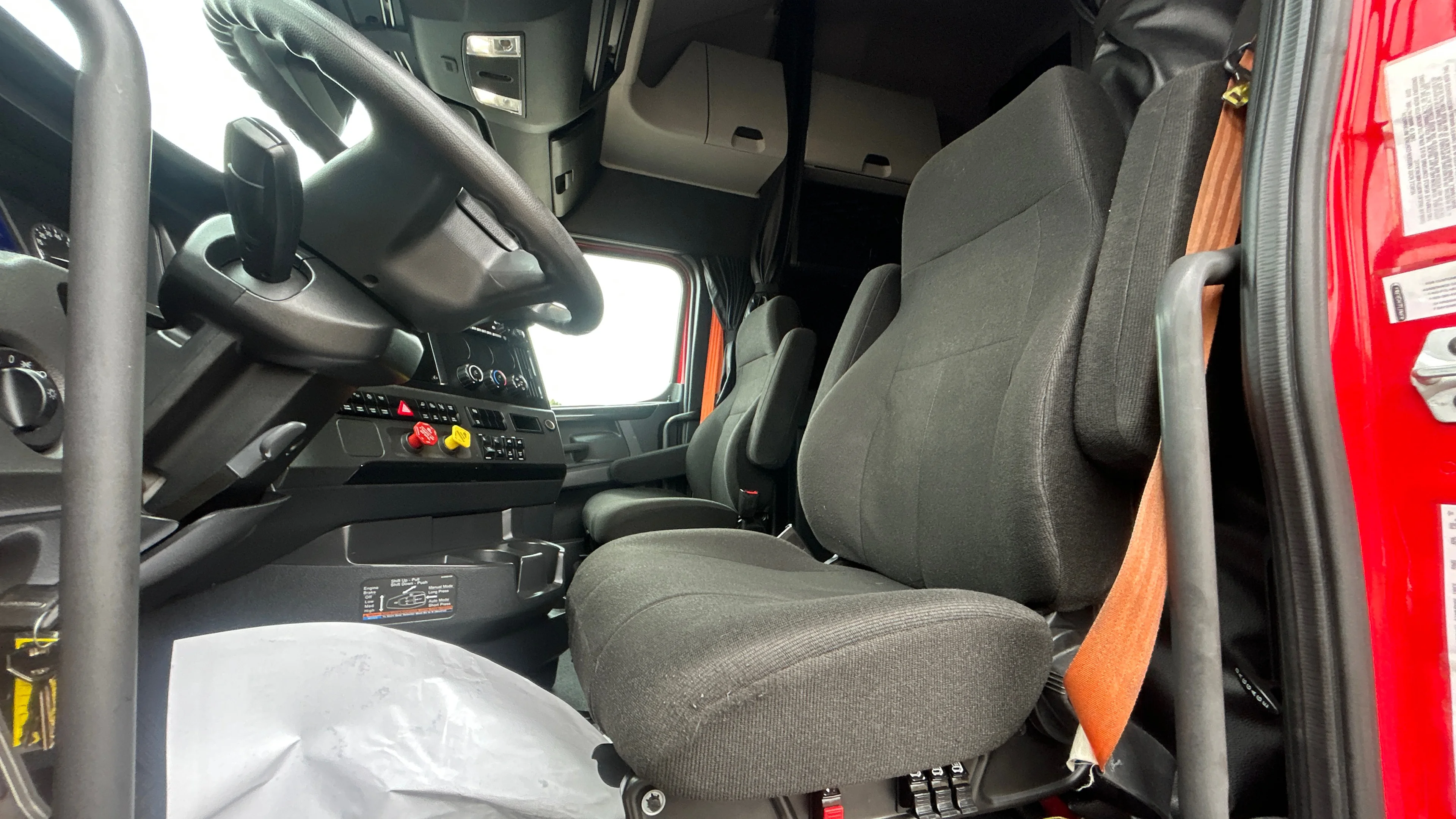 2023 Volvo VNL 760 in Kansas City, MO — photo 29